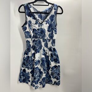 Simply Vera Vera Wang Summer Blue Floral Dress with gathered Waist Size Medium